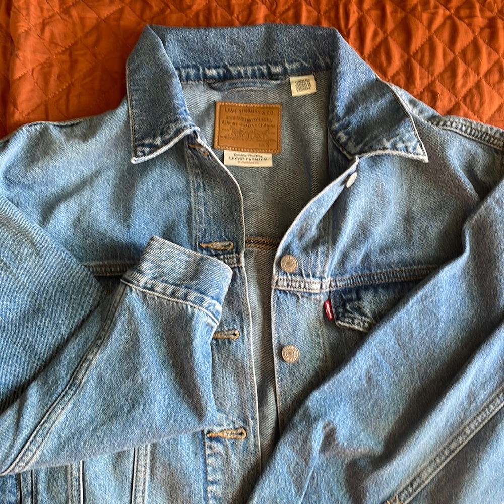 Medium wash Levi’s slouchy jean jacket